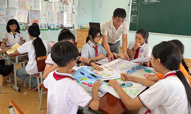 Học sinh thỏa sức sáng tạo với môn học mỹ thuật.