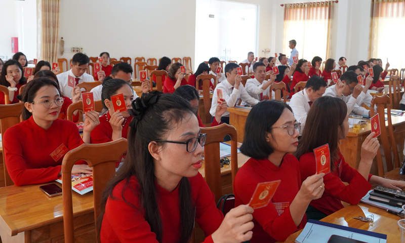 Đại biểu biểu quyết thông qua các báo cáo, nghị quyết.