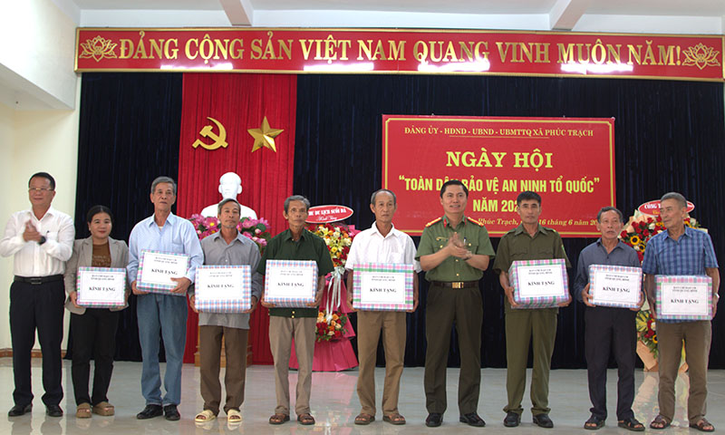 Đại diện Ban Chỉ đạo 138 tỉnh trao quà cho các điển hình trong phong trào “Toàn dân bảo vệ ANTQ” tại địa phương.