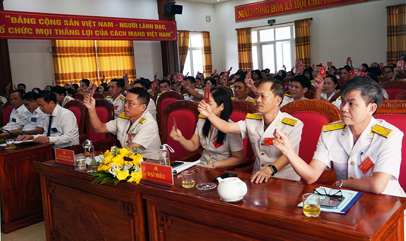 Đại biểu biểu quyết thông qua Báo cáo tổng hợp ý kiến tham gia Văn kiện Đại hội XIV của Đảng. 