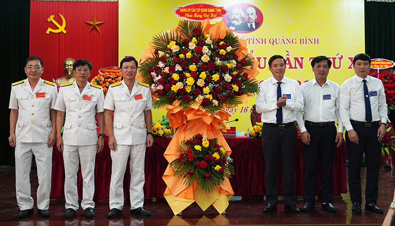 Đại diện lãnh đạo Đảng ủy các cơ quan Đảng tỉnh tặng hoa chúc mừng đại hội.