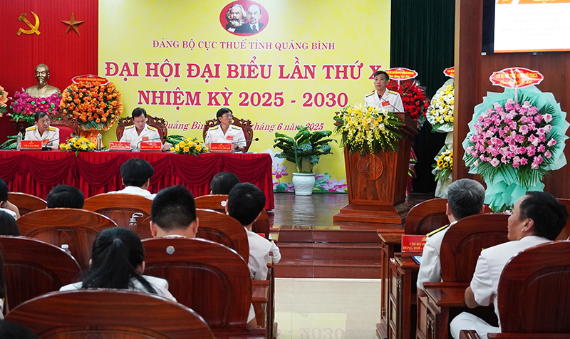 Đại biểu tham luận tại đại hội.