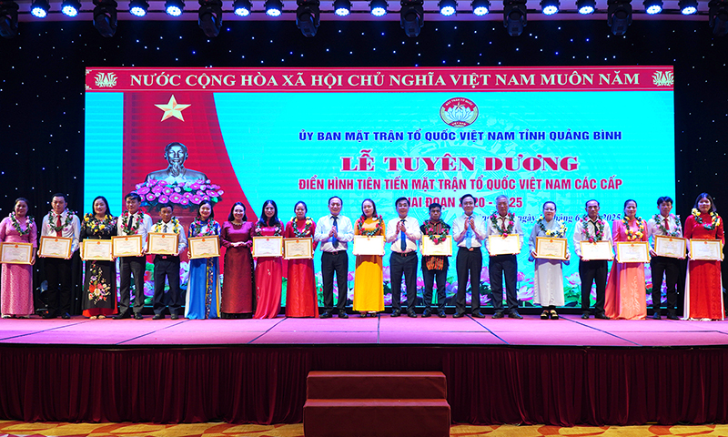 Các đồng chí lãnh đạo tỉnh trao bằng khen của UBND tỉnh cho các tập thể, cá nhân.