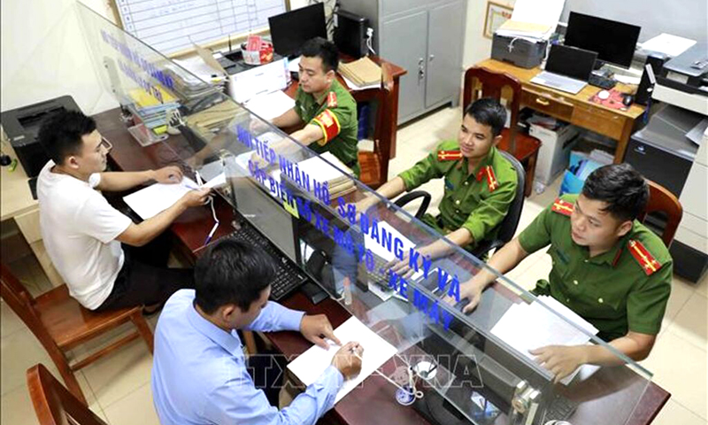 Người dân thực hiện thủ tục hành chính tại xã Yên Dương, huyện Tam Đảo, tỉnh Vĩnh Phúc. Ảnh minh họa: Hoàng Hùng/TXVN