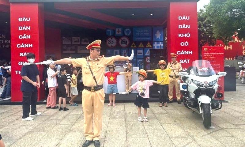 Trải nghiệm làm Cảnh sát giao thông tại Chương trình Vinh quang Công an nhân dân Việt Nam. (Ảnh minh họa)