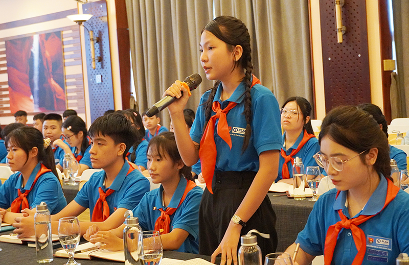 Đại diện trẻ em đặt câu hỏi tại hội nghị.