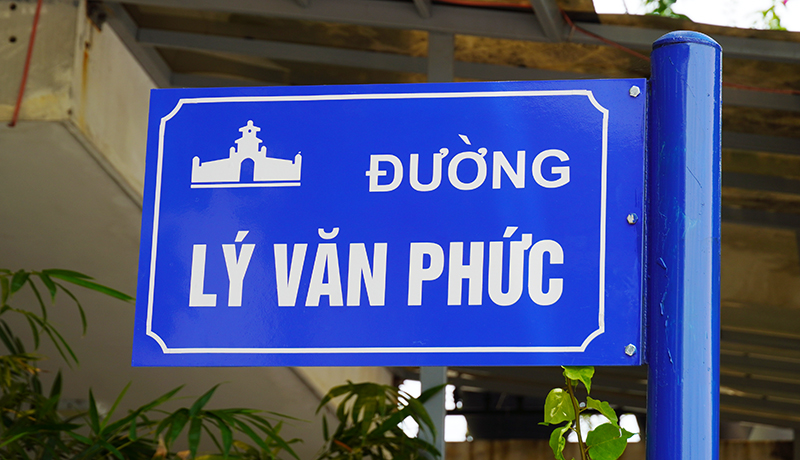 Nhiều biển tên đường đã được thay mới.