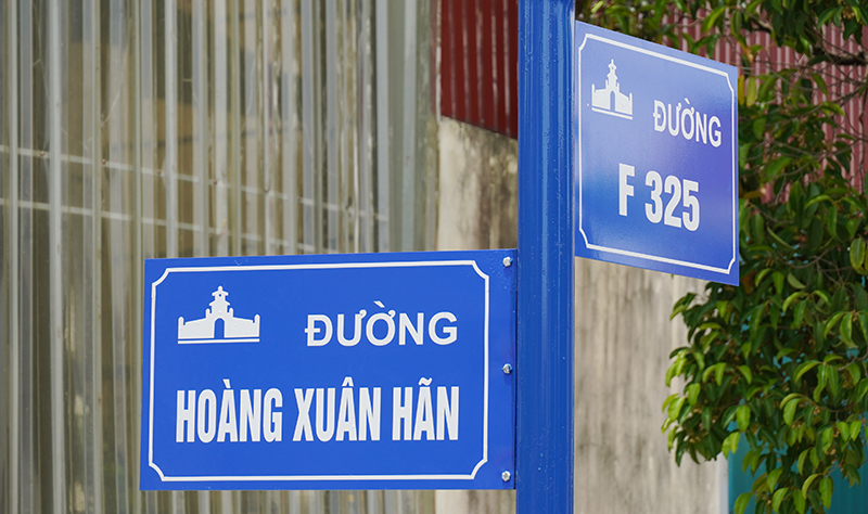 Nhiều biển tên đường đã được thay mới.