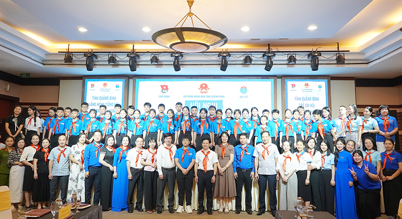 Các đại biểu chụp ảnh lưu niệm cùng trẻ em.