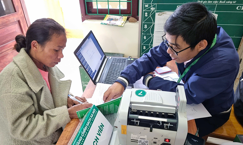 Cán bộ Phòng Giao dịch Ngân hàng Chính sách xã hội huyện Bố Trạch hướng dẫn người dân làm thủ tục vay vốn.