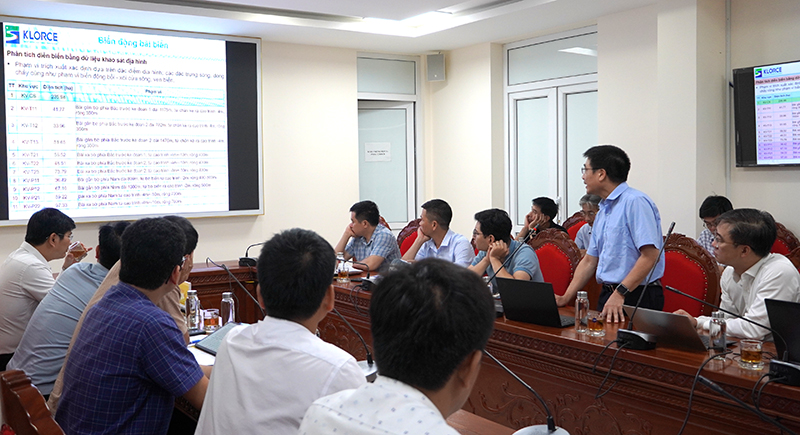 Chuyên gia đánh giá biến động đường bờ biển và nguyên nhân xói lở tuyến kè biển.