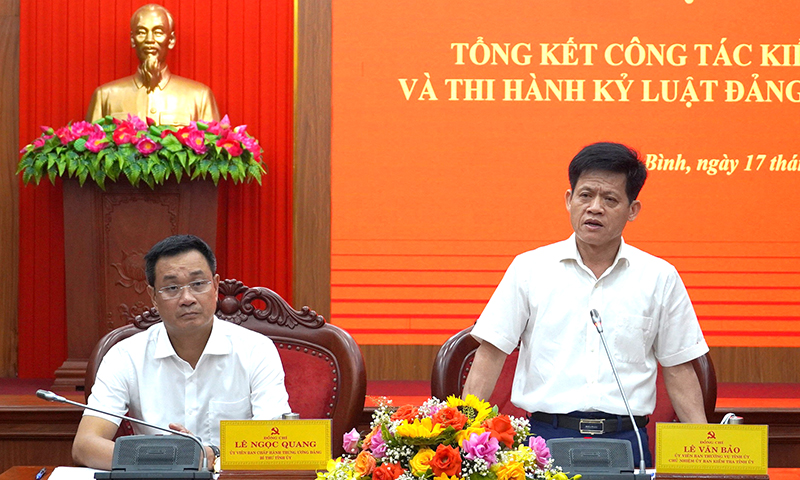 Đồng chí Bí thư Tỉnh ủy Lê Ngọc Quang và đồng chí Chủ nhiệm UBKT Tỉnh ủy Lê Văn Bảo chủ trì hội nghị.