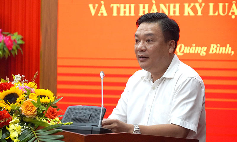 Đại biểu tham luận tại hội nghị.