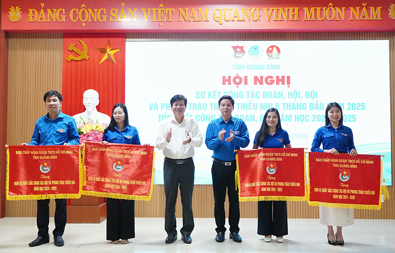 Đại diện lãnh đạo Ủy ban MTTQVN tỉnh và Tỉnh đoàn tặng cờ thi đua cho các tập thể.