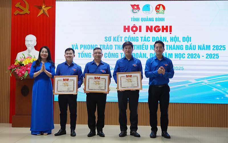 Đại diện lãnh đạo Sở Giáo dục-Đào tạo và Tỉnh đoàn tặng bằng khen cho các tập thể.