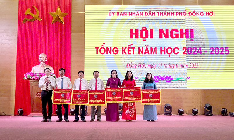 Lãnh đạo Phòng Giáo dục và Đào tạo thành phố công nhận và trao tặng cờ cho 7 tập thể đạt giải tại kỳ thi học sinh giỏi lớp 6,7,8 năm học 2024-2025.