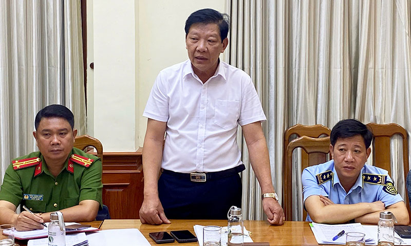 Thành viên tổ công tác thảo luận tại cuộc họp.