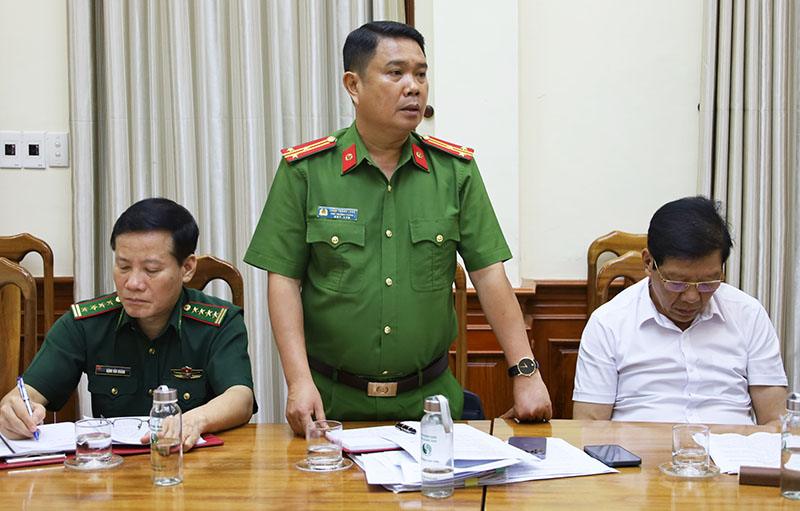 Đại biểu thảo luận tại cuộc họp.