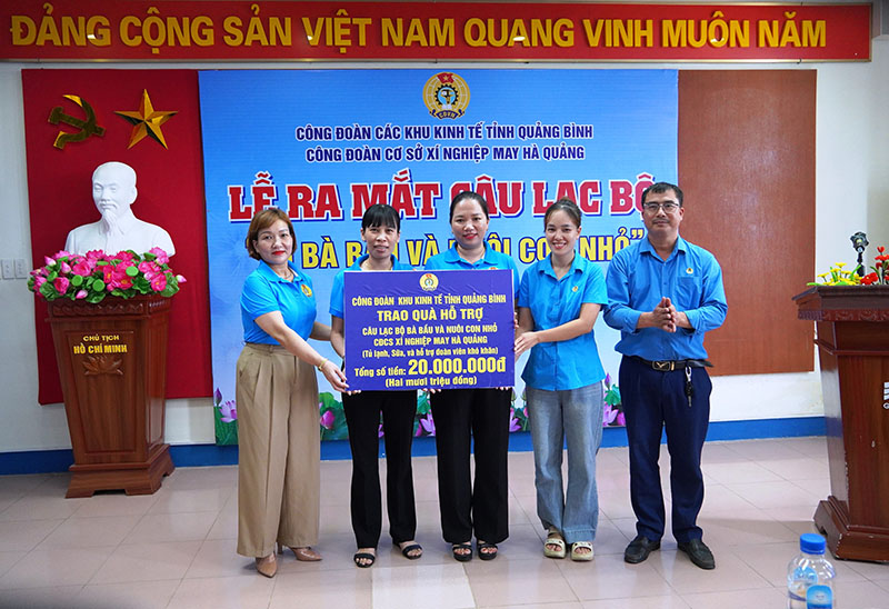 Công đoàn Khu Kinh tế Quảng Bình trao qua cho CLB. 