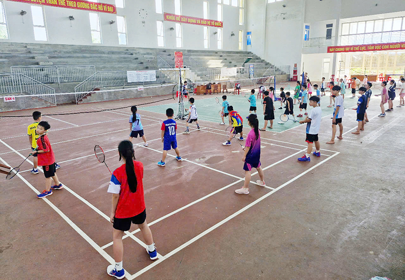 Một buổi học cầu lông của các em học sinh huyện Minh Hóa trong dịp hè.