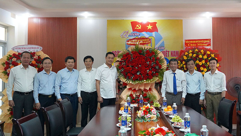 Đồng chí Bí thư Tỉnh ủy Lê Ngọc Quang và các đồng chí lãnh đạo tỉnh tặng hoa, chúc mừng Báo và Đài PT-TH Quảng Bình nhân kỷ niệm 100 năm Ngày Báo chí Cách mạng Việt Nam