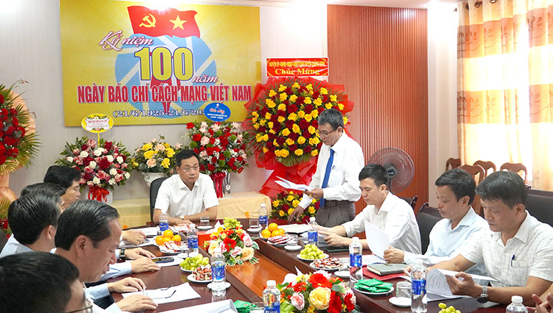 Đại diện lãnh đạo Báo và Đài PT-TH Quảng Bình báo cáo tại buổi làm việc