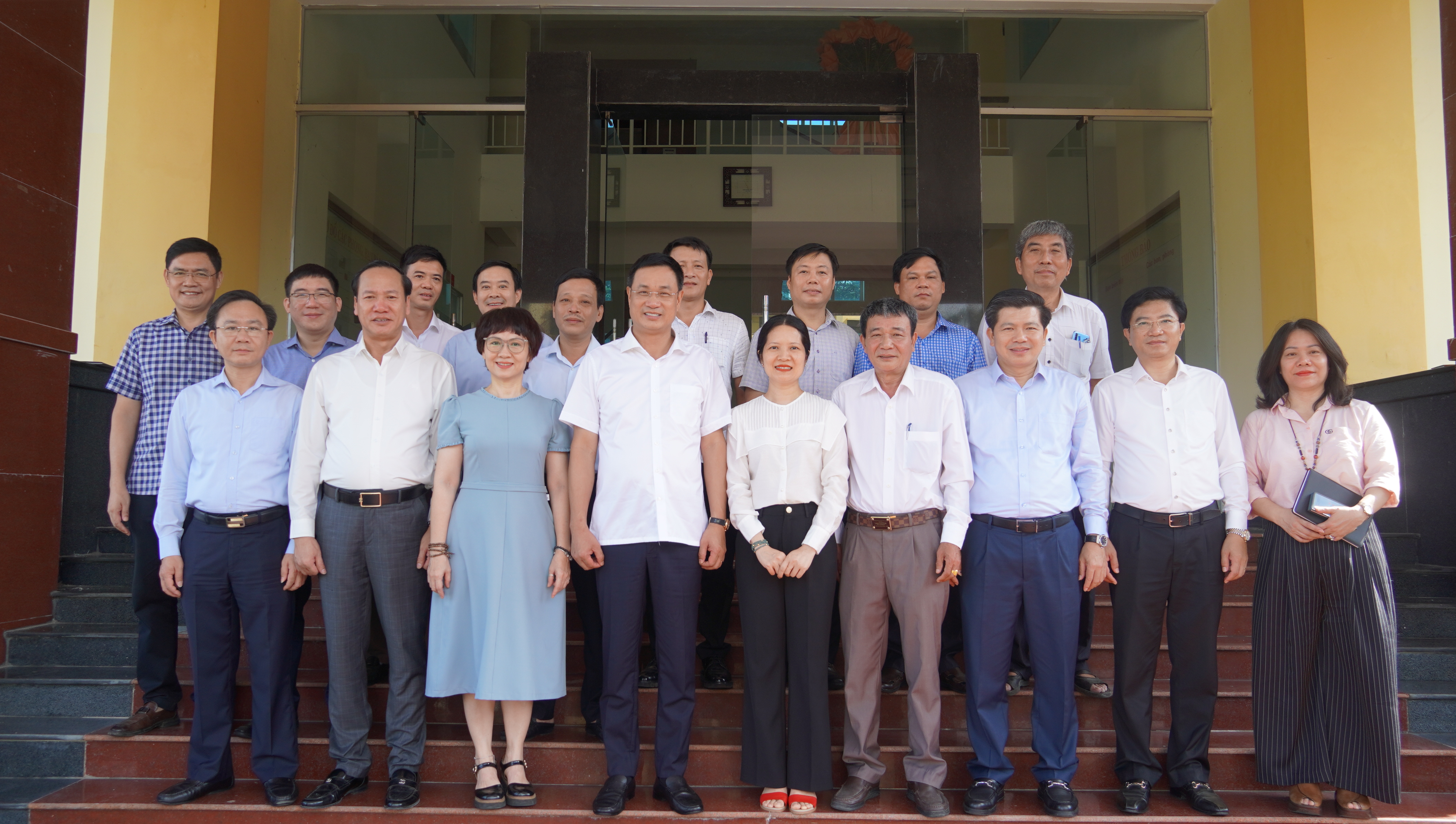 Đồng chí Bí thư Tỉnh ủy Lê Ngọc Quang và các đồng chí lãnh đạo tỉnh chụp ảnh lưu niệm cùng Ban Biên tập, cán bộ các phòng ban Báo và Đài PT-TH Quảng Bình 
