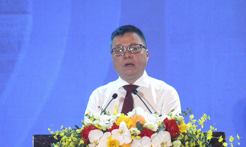 Đồng chí Lê Quốc Minh, Ủy viên Trung ương Đảng, Tổng biên tập Báo Nhân Dân, Phó trưởng Ban Tuyên giáo và Dân vận Trung ương, Chủ tịch Hội Nhà báo Việt Nam, Trưởng ban Chỉ đạo Hội báo toàn quốc năm 2025 phát biểu tại lễ khai mạc.
