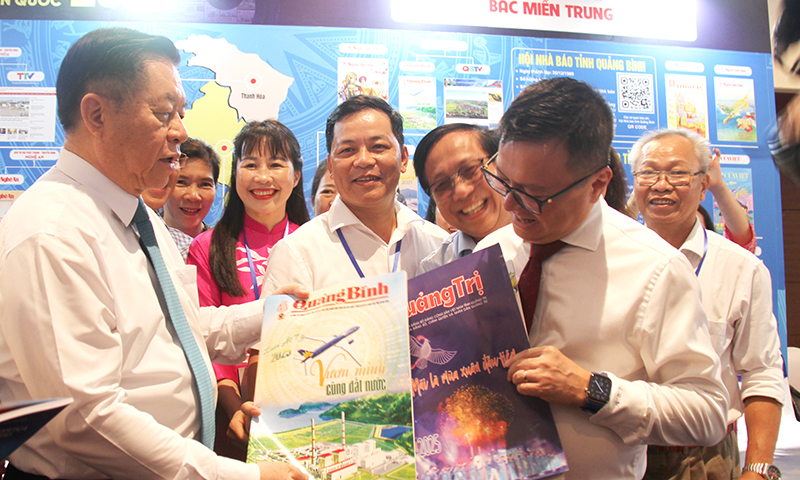 Đồng chí Nguyễn Trọng Nghĩa, Ủy viên Bộ Chính trị, Bí thư Trung ương Đảng, Trưởng ban Tuyên giáo và Dân vận Trung ương tham quan gian trưng bày Hội Nhà báo các tỉnh Bắc miền Trung.
