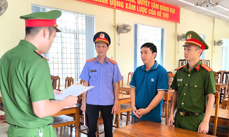 Cơ quan Cảnh sát điều tra Công an tỉnh tống đạt các quyết định tố tụng đối với Trần Văn Năm.