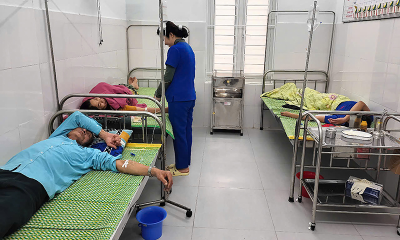 Bệnh nhân bị rối loạn tiêu hóa điều trị tại Trạm Y tế xã Quảng Lưu (Quảng Trạch).