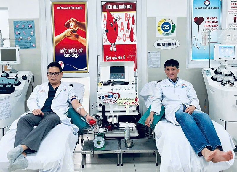 Trong những thời điểm khan hiếm máu trầm trọng, cán bộ, nhân viên y tế Bệnh viện hữu nghị Việt Nam-Cuba Đồng Hới tích cực tham gia hiến máu.