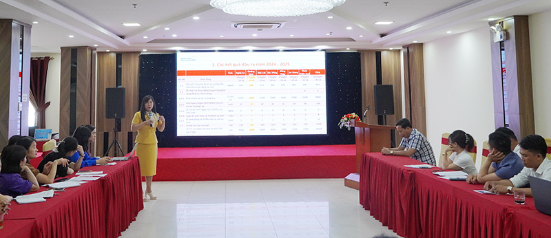 Các đại biểu nghe báo cáo tổng quan về chương trình phòng, chống đuối nước cho trẻ em.