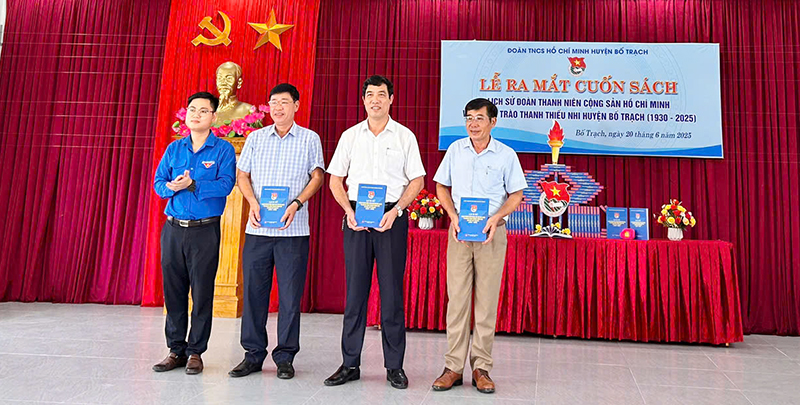 Đại diện lãnh đạo Huyện đoàn Bố Trạch tặng sách cho các đại biểu.