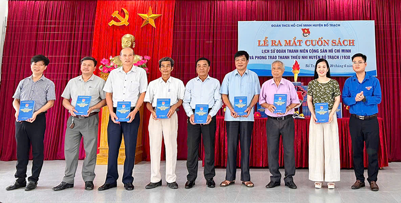 Đại diện lãnh đạo Huyện đoàn Bố Trạch tặng sách cho các đại biểu.