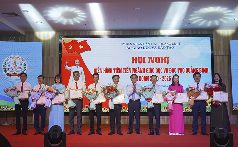 Đồng chí Hoàng Xuân Tân, Phó Chủ tịch UBND tỉnh trao bằng khen của Chủ tịch UBND tỉnh cho 3 tập thể và 7 cá nhân điển hình tiên tiến ngành GD-ĐT giai đoạn 2020-2025