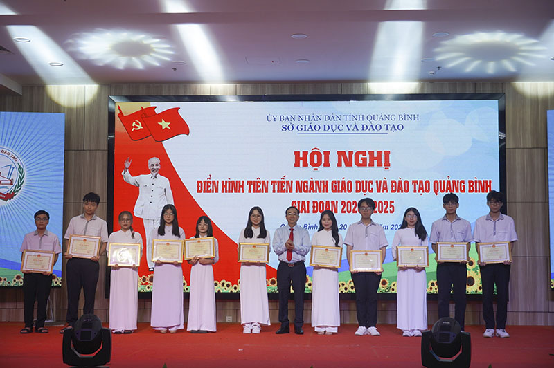 Đại diện lãnh đạo ngành GD-ĐT trao bằng khen của Bộ GD-ĐT cho những HS tiêu biểu