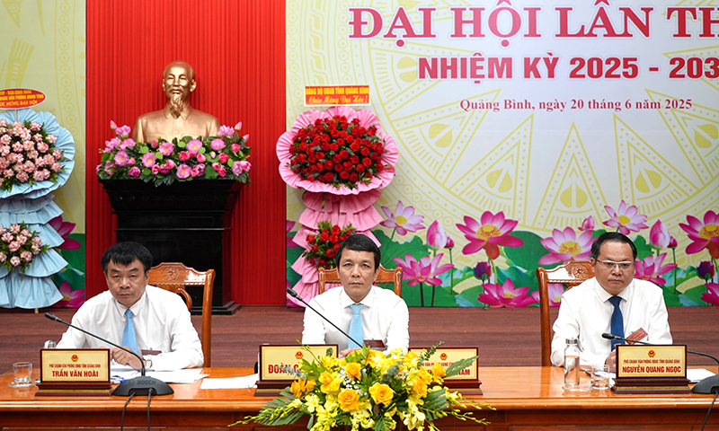 Đoàn Chủ tịch điều hành đại hội.