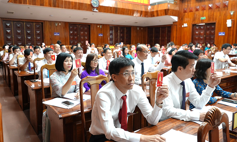 Đại biểu biểu quyết thông qua Nghị quyết Đại hội Đảng bộ Văn phòng UBND tỉnh nhiệm kỳ 2025-2030.