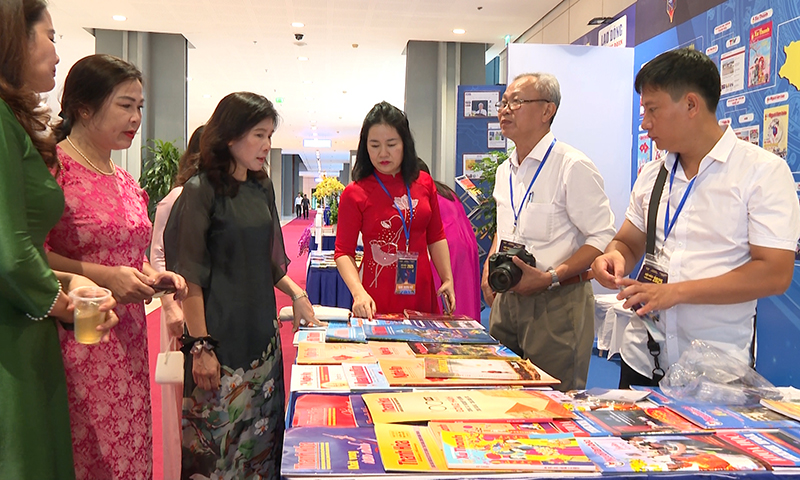 Gian trưng bày của Hội Nhà báo các tỉnh Bắc miền Trung thu hút đông đảo độc giả đến tham quan.