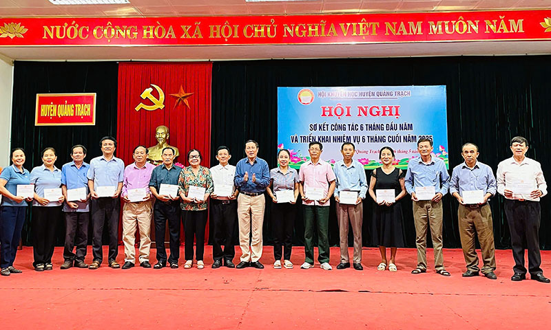 Đại diện lãnh đạo Hội Khuyến học tỉnh trao học bổng  
