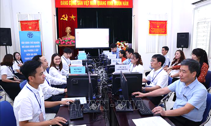 Cán bộ, công chức, viên chức phường Cửa Nam (Hà Nội) vận hành thử nghiệm mô hình chính quyền địa phương 2 cấp. Ảnh: Văn Điệp/TTXVN