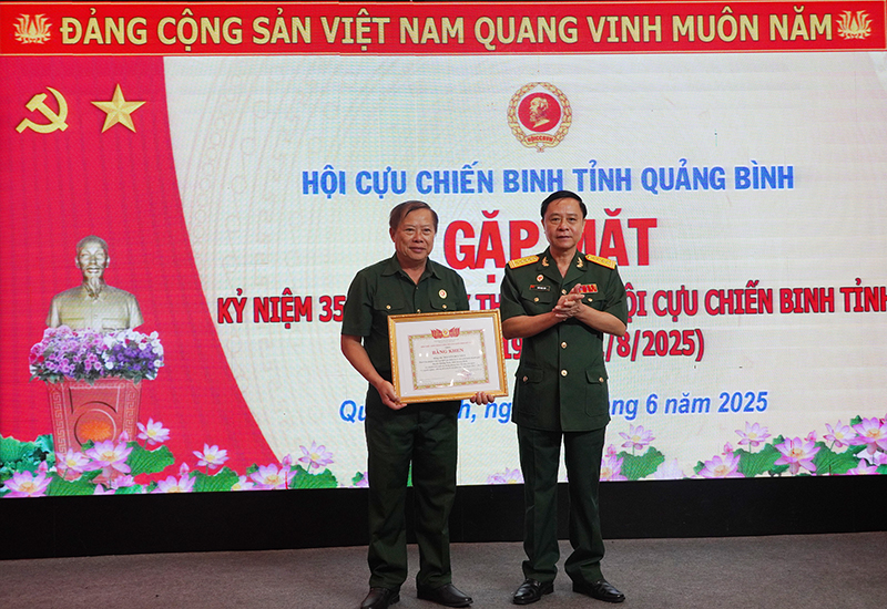 Đại diện lãnh đạo Hội Cựu chiến binh tỉnh tặng bằng khen của Hội Cựu chiến binh Việt Nam cho 1 cá nhân.