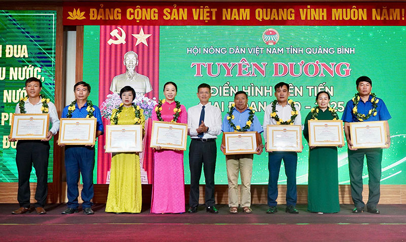 Lãnh đạo Hội Nông dân tỉnh trao bằng khen cho các tập thể có thành tích xuất sắc trong công tác hội và phong trào nông dân giai đoạn 2020-2025.