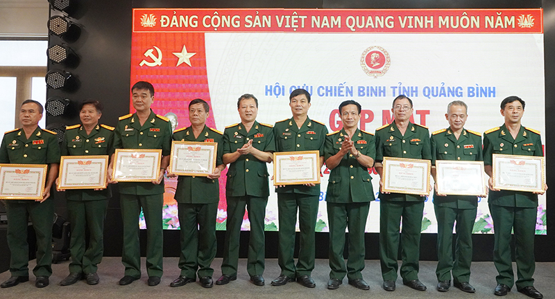 Đại diện lãnh đạo Hội Cựu chiến binh tỉnh tặng bằng khen của Hội Cựu chiến binh tỉnh cho các tập thể.