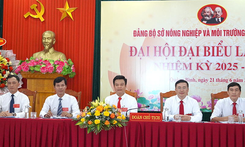 Đoàn Chủ tịch điều hành đại hội.