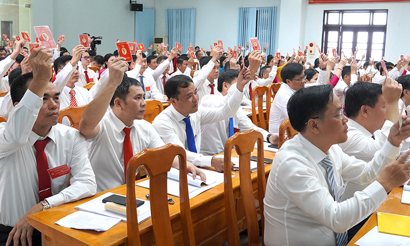 Đại biểu biểu quyết thông qua nghị quyết đại hội.