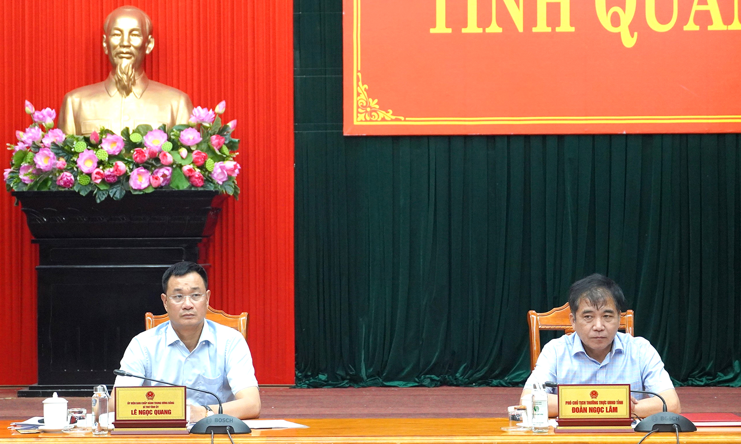 Đồng chí Bí thư Tỉnh ủy Lê Ngọc Quang và đồng chí Phó Chủ tịch Thường trực UBND tỉnh Đoàn Ngọc Lâm dự phiên họp tại điểm cầu Quảng Bình.