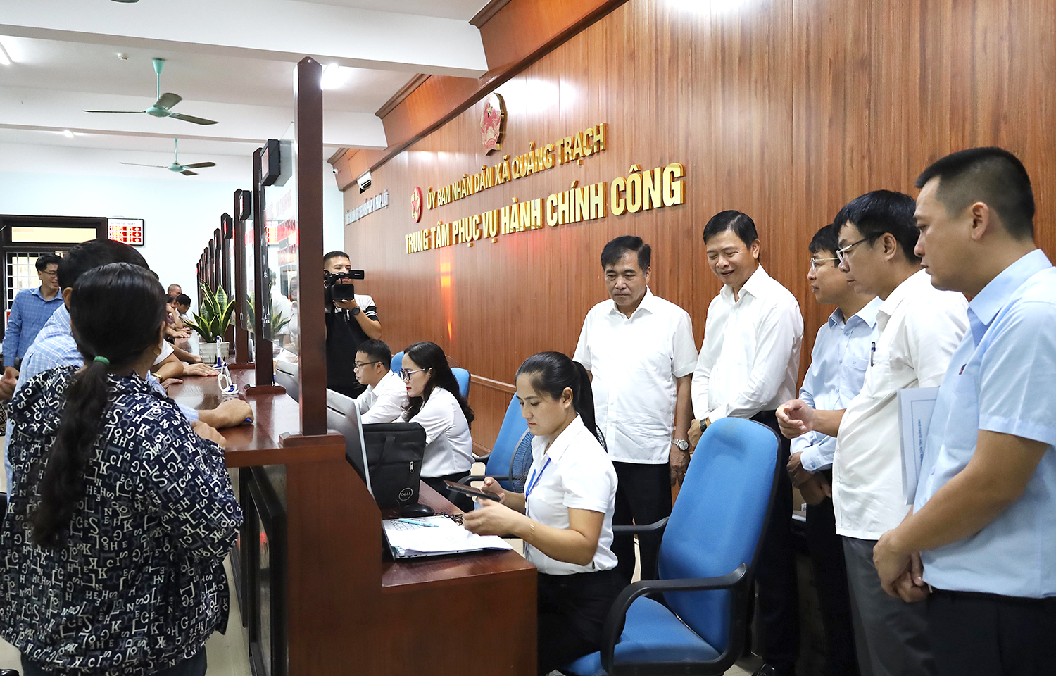 Đồng chí Phó Chủ tịch Thường trực UBND tỉnh Đoàn Ngọc Lâm cùng lãnh đạo Huyện ủy, UBND huyện Quảng Trạch, các sở, ban, ngành liên quan kiểm tra vận hành thử Trung tâm Phục vụ hành chính công tại xã Quảng Trạch (mới).