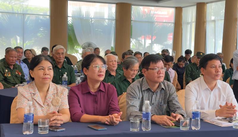 Các đại biểu dự buổi gặp mặt.
